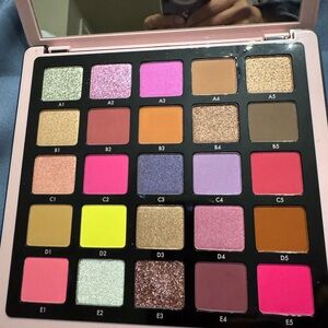 Anastasia Beverly Hills Norvina Pro Pigment Vibrant Eyeshadow Palette vol. 4